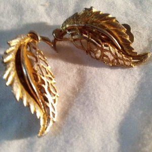 Vintage Weiss Feathers Clip On Earrings